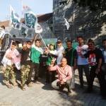 ?Ketua DPC PKB Lamongan, Makin Abbas menyerahkan bendera partai dan memberangkatkan tim konvoi dari kantor DPC PKB Lamongan Jl Veteran Lamongan. Foto:aries sugiarto/BANGSAONLINE