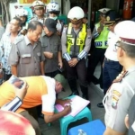 Penandatanganan kesepakatan perwakilan pemilik Lyn disaksikan Kasatlantas Polrestabes Surabaya.