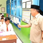 Bupati Lamongan Fadeli dan Wakilnya Kartika Hidayati saat sidak di SDN Jetis III, Lamongan. foto: NURQOMAR/ BANGSAONLINE