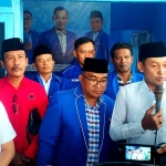 Pasangan Bacabup-Bacawabup Muhammad bin Muafi Zaini-Abdullah Hidayat saat mendaftar ke DPC Demokrat. Foto: MUTAMMIM/ BANGSAONLINE