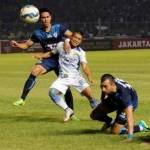 Pemain Persib dan Arema berduel. foto: liputan6.com