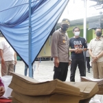 Kapolres Ngawi AKBP I Wayan Winaya saat melihat kesiapan logistik di kantor KPU.