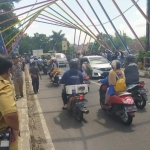 Hiasan di Jembatan Semanggi yang diprotes puluhan pengunjuk rasa. Hiasan itu menghabiskan anggaran hingga Rp 4,4 miliar.