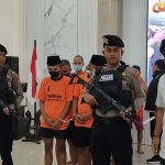 Tersangka saat dihadirkan di konferensi pers Polres Pamekasan