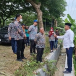 Anggota Komisi V DPR RI, Syafiuddin, saat mninjau proyek drainase di Suramadu.