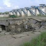 Tanah di bawah Jembatan Bendung Gerak, Bojonegoro tampak ambles. Jembatan di atasnya pun terancam putus. foto: eky nurhadi/ BANGSAONLINE