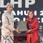 Kepala BPK RI Perwakilan Jawa Timur, Karyadi menyerahkan LHP atas LKPD Pemkot Mojokerto Tahun Anggaran 2022 kepada Wali Kota Mojokerto Ika Puspitasari di Kantor BPK RI Perwakilan Jawa Timur.