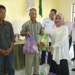 Plt Kepala Dinsos Kabupaten Kediri Dyah Saktiana saat menyerahkan secara simbolis bantuan kepada warga Desa Wonorejo. Foto: Ist.