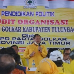 Ketua DPD Partai Golkar Jatim, M. Sarmuji saat memberikan materi dalam pendidikan politik di DPD Partai Golkar Tulungagung. foto: ist.