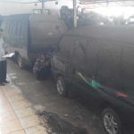 Tim Lelang  KPKNL tengah menyurvei kondisi mobil dinas di garasi pemkot Mojokerto. Kondisinya kian buruk karena tak terawat. foto: YUDI EP/ BANGSAONLINE