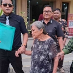 Nenek Elina saat melaporkan dugaan pemalsuan dokumen tanah ke Polda Jatim.