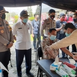 Kapolres Mojokerto AKBP Dony Alexander meninjau proses donor plasma.