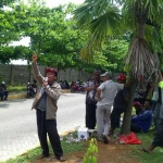 Aksi warga saat demo di pabrik semen Holcim.