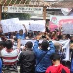 Massa dari berbagai elemen masyarakat saat mendatangi kentor KPUD Ponorogo untuk menolak hasil rekapitulasi suara. foto: fajar/ BANGSAONLINE