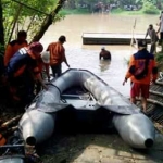 Petugas saat bersiap melakukan pencarian korban perahu tenggelam di Kali Mas, Wringinanom, Gresik. foto: SYUHUD/ BANGSAONLINE