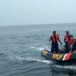 Petugas saat mencari nelayan dari Probolinggo yang hilang di tengah laut usai mengantar pemancing.