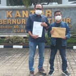 Lujeng Sudarto saat berada di depan kantor Gubernur Jawa Timur.