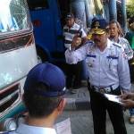Kadishub Bojonegoro, Iskandar saat melakukan inspeksi mendadak di PKB Jalan Ahmad Yani.