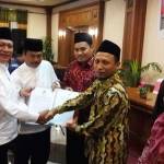 Pasangan cabup-cawabup terpilih, SQ, ketika menerima surat penetapan dari KPUD. foto: syuhud/ BANGSAONLINE