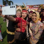 Wali Kota Mojokerto, Ika Puspitasari saat berfoto bersama usai upacara Hardiknas 2025