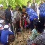 Bupati saat melayat penguburan anggota dewan Sampang Moh. Syafiuddin yang kecelakaan mobil. foto: Bahri/BangsaOnline.com