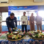 Pemotongan tumpeng saat tasyakuran HPN 2025 PWI Sidoarjo. Foto: ist
