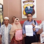 Agen First Travel di Kabupaten Situbondo, Diah Sevi Yuliana didampingi dua kuasa hukumnya saat melapor ke Polres Situbondo.