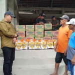 Kapolres Jombang saat menyalurkan bantuan ke warga terdampak banjir.