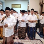 Prof Dr KH Asep Saifuddin Chalim, MA, saat mengimami shalat malam 12 rakaat 6 kali salam di kediaman Ning Imah Jalan Siwalankerto Utara Surabaya, Rabu (14/5/2025). Foto: bangsaonline