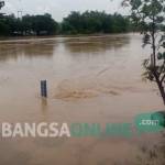 BIKIN WAS-WAS: Wilayah hulu sedang banjir. Tampak alat ukur ketinggian air di sungai Bengawan Solo menunjukkan tren naik. foto: eky nurhadi/ BANGSAONLINE