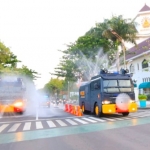 Jajaran Samapta dan Brimob Polda Jawa Timur melakukan penyemprotan cairan disinfektan di sejumlah jalan protokol Kota Surabaya, Senin (5/7/2021) sore.