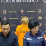 Polres Metro Bekasi Kota saat mengamankan para pelaku bensin campur air. Foto: Detik.com