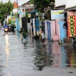 Banjir yang menggenangi depan rumah warga Kelurahan Magersari karena proyeks yang dinilai setengah hati. foto : khumaidi/BangsaOnline.com