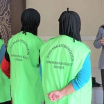 Warga binaan pemasyarakatan di Rutan Perempuan IIA Surabaya di Porong, Sidoarjo, saat menerima pelatihan dari petugas.