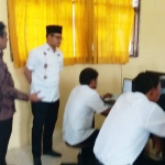 Bupati Bangkalan Abdul Latif Imron Amin beserta Sekda Bangkalan Setya Budhi dan Kepala BKPSDA Muh. Gupron memantau Seleksi P3K di SMAN 2 Bangkalan. foto: AHMAD FAUZI/ BANGSAONLINE