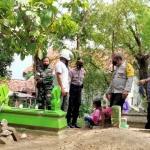Anggota Polsek Pademawu dan masyarakat saat melakukan pembongkaran kuburan bayi di Desa Tanjung, Kecamatan Pademawu, Kabupaten Pamekasan, Kamis (29/4).