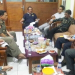Dispol PP, Komisi III, dan Kecamatan Duduksampeyan saat pertemuan membahas PT. Dwi Raksa. foto: SYUHUD/ BANGSAONLINE