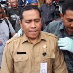 M. Muktar saat digelandang petugas Kejaksaan Negeri Gresik usai di-OTT, bulan Januari silam.