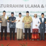 Ketua MUI Jatim KH. Abdusshomad Buchori bergandengan tangan dengan ulama