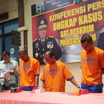 Ketiga pelaku saat dirilis di Mapolresta Sidoarjo. 