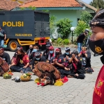 Hanif, Koordinator Aliansi Seniman Kota Kediri saat memimpin aksi demo di halaman Kantor Kecamatan Pesantren. foto: MUJI HARJITA/ BANGSAONLINE