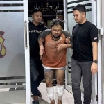 Pelaku Syahrama (38) dalam kondisi kakinya diperban akibat tembakan yang dilakukan oleh anggota Satreskrim Polres Gresik saat penangkapan di rumahnya di kawasan Menganti.