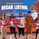 Bupati Mojokerto saat menyerahkan bantuan dari Presiden Prabowo secara simbolis kepada para penerima.