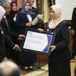 Bupati Kediri dr. Hj. Haryanti Sutrisno saat menerima Penghargaan Maturitas SPIP Level 3. 