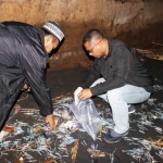 Ribuan limbah medis berupa jarum suntik di pesisir Tanjung Kamal, Situbondo.