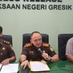  Kajari Gresik Nana Riana (tengah) didampingi Kasi Pidsus Alifin N Wanda dan Plt Kasi Intel Bonar Satria W  saat memberikan keterangan pers. FOTO: SYUHUD/BANGSAONLINE.