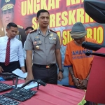 Tersangka beserta barang bukti saat dihadirkan dalam rilis pers di Mapolresta Sidoarjo.