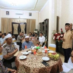 Kapolres Jombang, AKBP Agung Marlianto saat menyampaikan sambutan dalam acara bukber dengan awak media, Senin (6/5/2017).