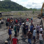 Warga saat mengusir empat alat berat yang baru beroperasi melalukan penambangan pasir.