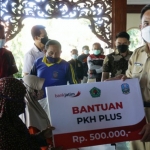 Kepala Dinas Sosial Pamekasan Moch. Tarsun memberikan tambahan beras 10 kilogram untuk keluarga penerima manfaat (KPM) program keluarga harapan (PKH) di Mandhapa Aghung Ronggosukowati Pamekasan, Selasa (27/7/2021). (foto: ist)